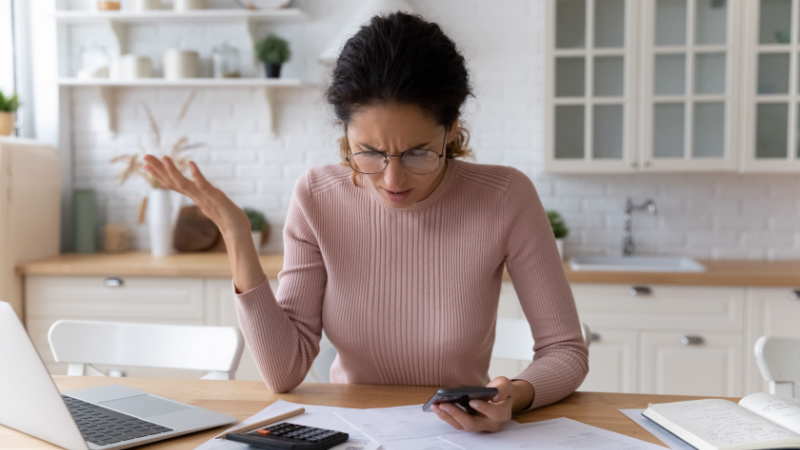 Ragazza arrabbiata per la bolletta del telefono
